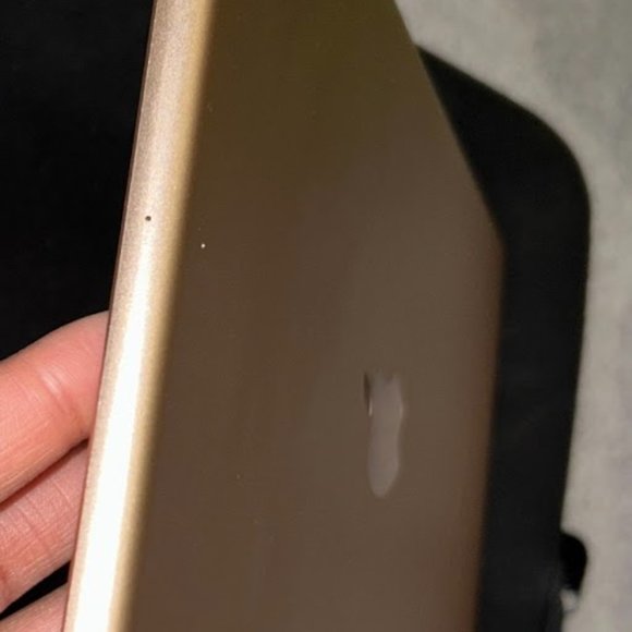 iPad 7th Generation 32GB - Rose Gold - Picture 4 of 9